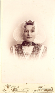 4473c Pieternella Elizabeth Wisse (1888-1946) in Nieuwlandse dracht
