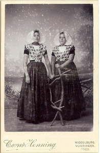 4473d Pieternella Elizabeth Wisse (1888-1946) en Elisabeth Jacoba Wisse (1891-1949) in Nieuwlandse dracht