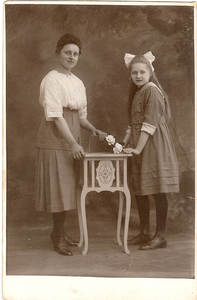 4537c Neeltje Johanna Zandee (*1908) en Anna Johanna Zandee (1902-1985)