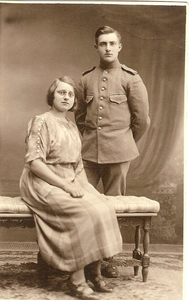 4538c Anna Johanna Zandee (1902-1985) en Jacobus Anthonie Stols (*1903) in uniform