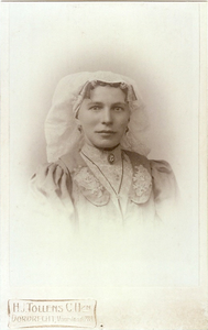 4548 Lena Zeevaarder (1887-1980) in klederdracht