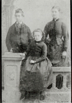 4562a Wilhelmina van Zorge (staat rechts) (*1872), G.T.C. Kroon (links) en kind