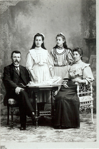 4564 Magdalena van Zorge (2e van links) (*1896), Sara Adriana van Zorge (3e van links) (*1898), Adriaan van Zorge ...