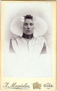 4567 Maria Francina Zuijdweg (*1886) in Zuid-Bevelandse dracht