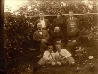 474 Trijntje Marina Bouterse (1843-1926) (zittend midden) en Cornelis Willem Coomans (*1875) (zittend links)