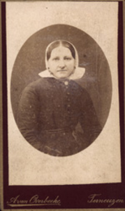1026 Adriana Maria Masclee, geboren Schoondijke 5 augustus 1864, overleden Schoondijke 16 februari 1921, dochter van ...