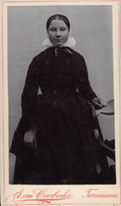 1073 Elizabeth de Bruijne, geboren Cadzand 20 maart 1876, overleden Oldebroek 19 juli 1918, dochter van Abraham de ...