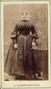1077 Janneke de Hullu, geboren Schoondijke 20 juni 1851, overleden Schoondijke 24 oktober 1942, dochter van Izaak de ...