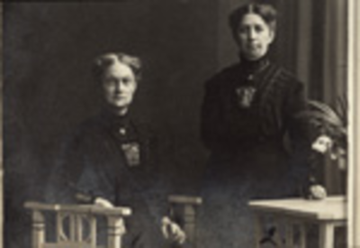 1126 Sophia van der Linde (links) (*1858) en Clara Elizabeth Maria van der Linde (*1856), dochters van Jan Philip van ...
