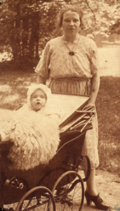 117 Neeltje Luteijn-Koote, geboren Enschede 6 maart 1900, dochter van Simon Koote en haar dochter Trijntje Luteijn, ...