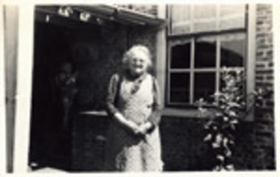 1316a Maria van de Plassche, geboren Aardenburg 20 december 1882, overleden Sluis 6 september 1961, dochter van Willem ...