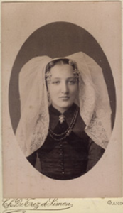 14 Paulina Maria Luteijn, geboren Axel 17 april 1872, overleden Terneuzen 14 februari 1946, ovaal, in klederdracht