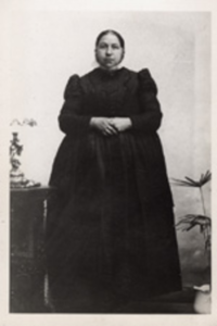 1686 Jozina Risseeuw, geboren Schoondijke 3 januari 1852, overleden Groede 24 augustus 1927, dochter van Izaak Risseeuw ...