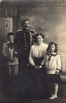 1710 Izaak de Kramer (1873-1927), in uniform, zoon van Pieter de Kramer en Magdalena Haak met echtgenote Margarethe ...
