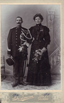1710a Het bruidspaar Izaak de Kramer (1873-1927), in uniform, zoon van Pieter de Kramer en Magdalena Haak met ...