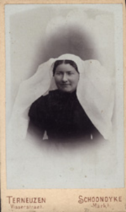 1718 Janna de Wilde, geboren Poortvliet 14 november 1868, overleden Middelburg 20 mei 1924, dochter van Marinus de ...
