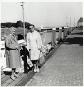 172a Margaretha Maria Luteijn, geboren Amsterdam 16 september 1897 (links), dochter van Stoffel Luteijn, en Wilhelmina ...