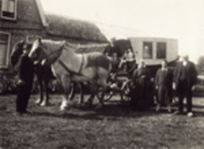 1747a Groepsfoto met paard en wagen te Groede, met voor de paarden: Jannis Casteleijn, zoon van Jannis Casteleijn en ...