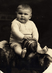 175 Izaak Luteijn, geboren Zuidzande 8 juni 1929, zoon van Adriaan Luteijn en Maria Levina Bruijnooge, in een fotostudio