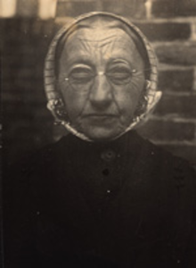 1819a Sara Adriana Risseeuw, geboren Zuidzande 21 februari 1864, overleden Schoondijke 3 september 1946, dochter van ...