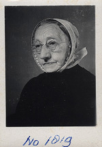 1819b Sara Adriana Risseeuw, geboren Zuidzande 21 februari 1864, overleden Schoondijke 3 september 1946, dochter van ...