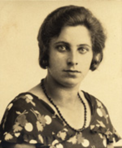 186 Suzanna Sara Luteijn, geboren Groede 4 april 1913, dochter van Adriaan Luteijn en Jozina Salome, rechts, kop en schouders