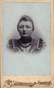 1914 Janna Elizabeth Dierx (*1886) te Zuidzande, dochter van Cornelis Johannes Dierx en Maria Suzanna Verhage