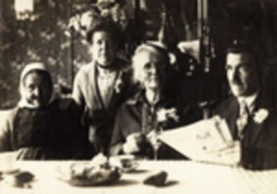 1929d Van links naar rechts: Weduwe Leenhouts-Risseeuw, haar dochter, haar schoondochter, en haar zoon Pieter ...