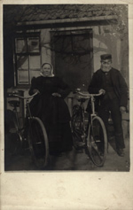 2017 Jacob Willems, geboren 3 november 1840 te Oostburg, zoon van Johanna Willems, met N.N. met de fiets