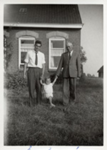 218 In de tuin van de boerderij Izaak Luteijn, geboren s-Heer Abtskerke 29 juni 1905, zoon van Izaak Luteijn en ...