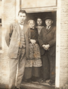 2430 Abraham Pieter Lauret (rechts, geboren 29 april 1858 te Groede) met echtgenote Maria Risseeuw, hun zoon Pieter ...