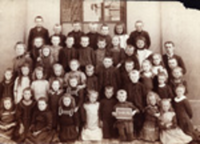 304a Klassefoto van klas no. 3 van de openbare lagere school te Groede, met Elizabeth Frelier, geb. te Groede, dochter ...