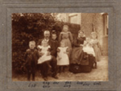 3308 Het echtpaar Marinus Philippus Maat (1872-1944) en Maria Bosschaart (1871-1943) met hun kinderen (v.l.n.r.) ...
