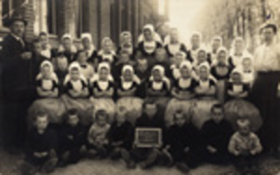 3340 Schoolklas van de Christelijke school te Sint Laurens. Voorste rij van links naar rechts: Passchier Adriaan ...