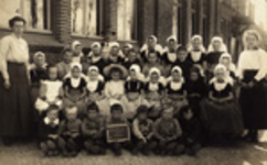 3341 Schoolklas van de Christelijke school te Sint Laurens. Johanna Luteijn, dochter van Izaak Luteijn en Pieternella ...