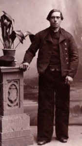 398a Jasper Vader (1866-1905), zoon van Pieter Vader en Catharina Luteijn, in klederdracht, in een fotostudio
