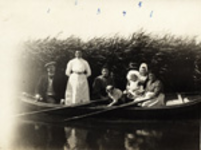 410c Leden van de familie Luteijn-van Sighem in een roeiboot. Pieter Luteijn, geboren Koudekerke (W.) 6 augustus 1881, ...