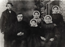 470b Groepsfoto van de familie Becu: Abraham Becu, geboren Breskens 27 april 1820, overleden Groede 24 mei 1886, zoon ...