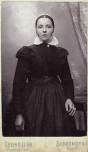 611 Levina Johanna Bruijnooge (*1880), dochter van Abraham Bruijnooge en Suzanna Centina Schippers, staand, in klederdracht