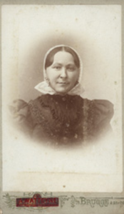 683 Sara Vermeule (1863-1946), in klederdracht (West-Zeeuws-Vlaanderen)
