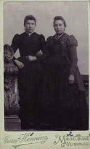 75 Sara Suzanna Luteijn, geboren Nieuwvliet 8 maart 1877 (links, echtgenote van Jannis Luteijn (gehuwd Cadzand 29 maart ...