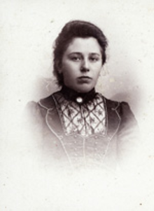 75a Jacomina Luteijn, geboren Nieuwvliet 5 december 1880, dochter van Jozias Luteijn en Jozina Buijsse, echtgenote van ...