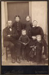 771 Groepsfoto van de familie De Bruijne op een binnenplaats: Jozias de Bruijne, geboren Cadzand 3 mei 1849, overleden ...