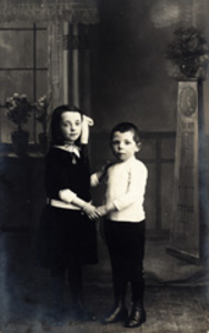 880 Dina Buijsse, geboren Terneuzen 10 juli 1909 en Emile Buijsse, geboren Terneuzen 15 oktober 1910, kinderen van ...