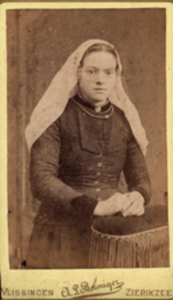 906 Belia Boudewijna de Graaff, geboren Poortvliet 1 februari 1871, in klederdracht