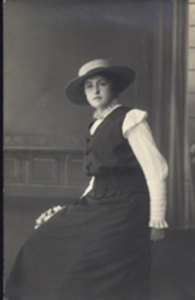 918 Wilhelmina Maria van Petegem (*1895), dochter van Pieter Jacobus van Petegem en Elizabeth Dina van Luijck. Zij ...