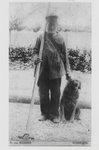 0362-1267 Oud baasje (naam?) met hond en attribuut