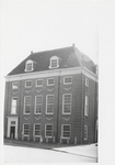 M 10595 Voorzijde Groote Sociëteit en rechterzijkant Streekmuseum De Groote Societeit aan Plein