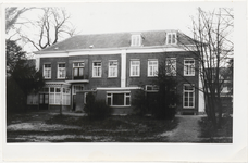 M 10677 Achterkant voormalig pand Visser thans uitbreiding stadhuis Ambtmanstraat. Geheel rechts de verbindingsgang ...
