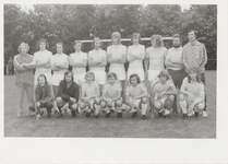 M 10845 Elftalfoto op een voetbalveld, gelet op de haardracht jaren 1970-1980